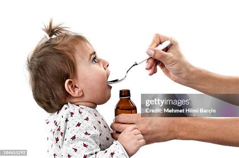 Immagine di un bambino che beve uno sciroppo