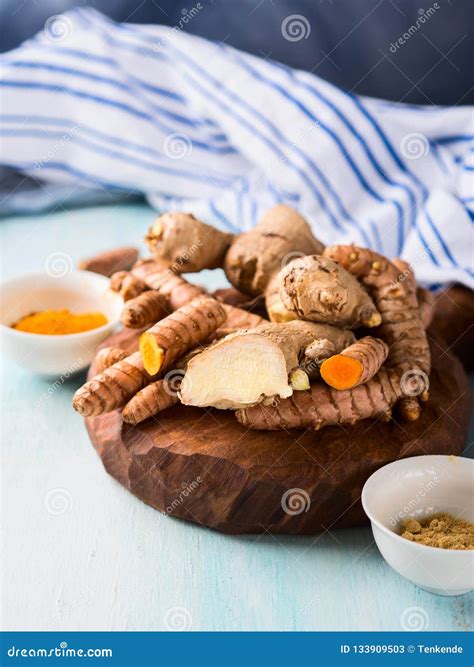 Radici di curcuma e zenzero