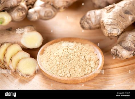 Radice di zenzero fresca e in polvere