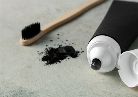 Immagine di un tubetto di dentifricio al carbone vegetale