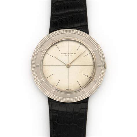 Dettaglio del sistema di cinturino e fondello di un Audemars Piguet ref. 5093 Disco Volante
