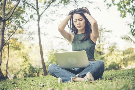 Donne che si sentono affaticate e stressate prima del ciclo