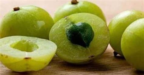 Frutto di Amla fresco e secco