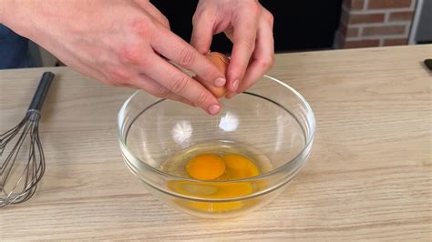 Immagine di una ciotola con polvere di Amla e ingredienti per una bevanda