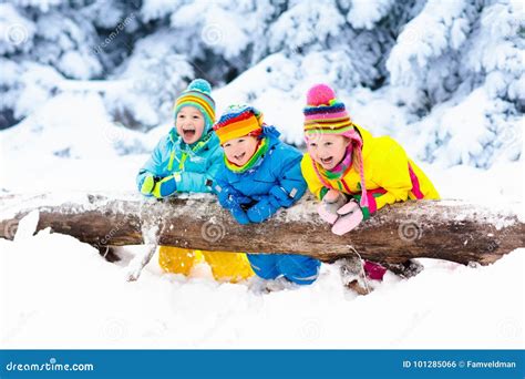 Bambini che giocano all'aperto in inverno