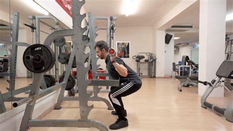 Atleta che esegue uno squat con bilanciere