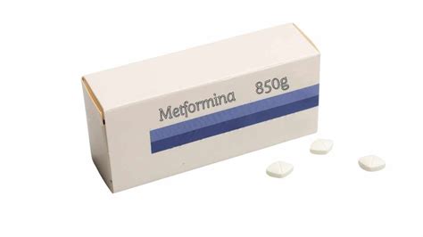 Schema che illustra la relazione tra metformina, livelli di B12 e rischio di neuropatia diabetica