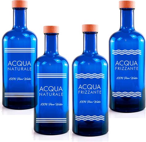 Bottiglie di vetro blu con acqua