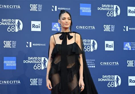 Elodie in costume da bagno con trecce nere