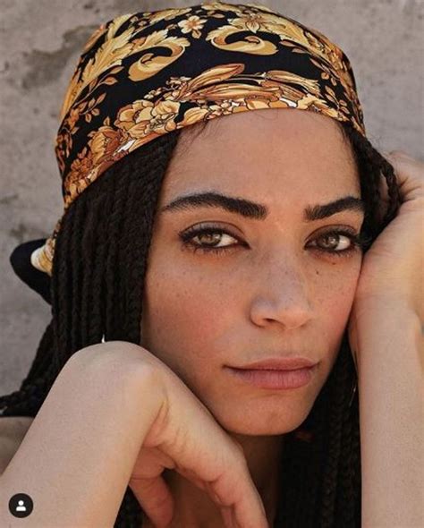 Elodie con costume intero Versace e bandana