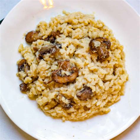 Immagine di un piatto di risotto con funghi Maitake