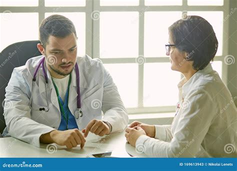 Icona di un medico che consiglia un paziente