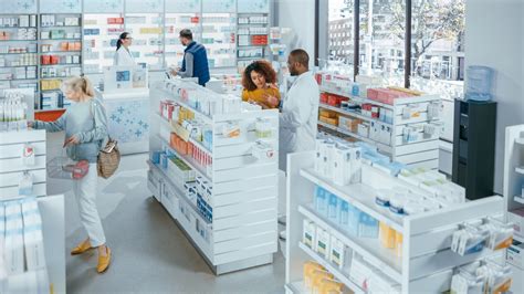 Personale sorridente alla cassa di una farmacia