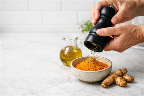 Immagine di radici di curcuma e pepe nero