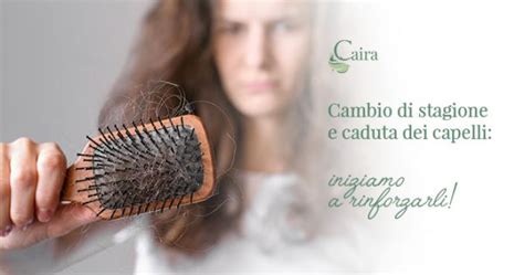 Donna con capelli che cadono durante il cambio di stagione