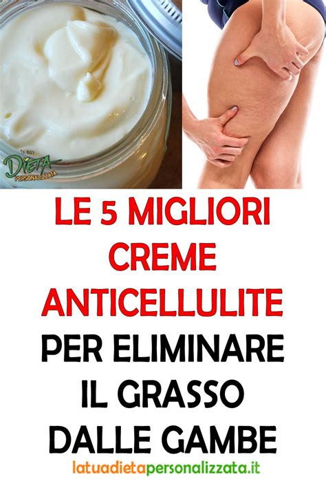 Donne che applicano creme anticellulite sulle gambe