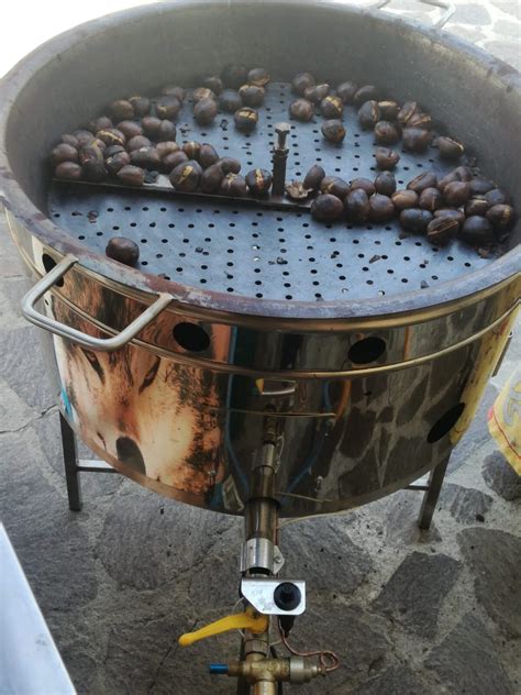 Struttura per la cottura delle caldarroste con ciminiera e casseruola forata