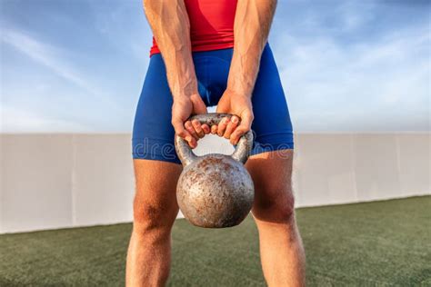 Atleta che solleva pesi con un frullato proteico