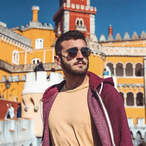 Mappa che illustra le diverse destinazioni di viaggio e il potenziale impatto sulla flora intestinale