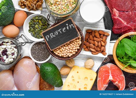 Immagine di alimenti ricchi di proteine, inclusi carne, pesce e latticini