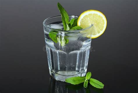 Bicchiere d'acqua con limone e menta