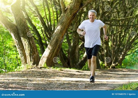Persona che corre al parco