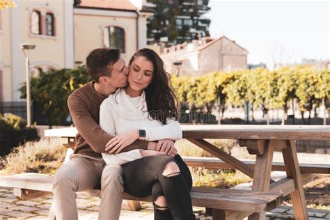 Coppia Alpha e Omega che si abbracciano dolcemente