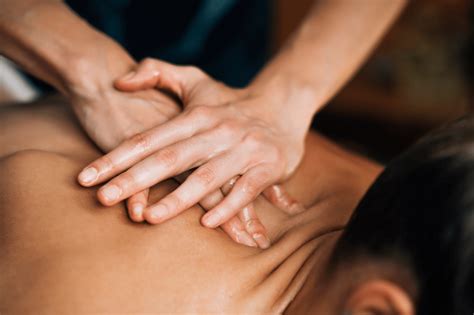 Applicazione di olio essenziale per massaggio
