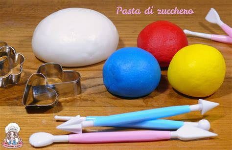 Pasta di zucchero colorata con carbone vegetale