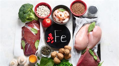 Immagine di alimenti ricchi di ferro come carne rossa, spinaci e lenticchie