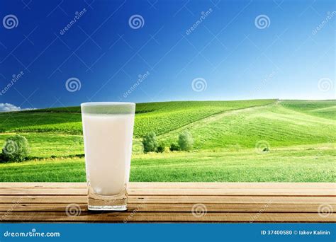 Bicchiere di latte e sole