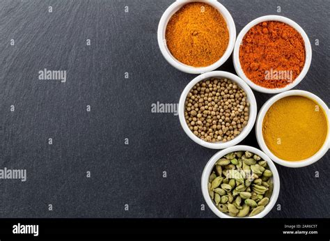 Spezie colorate in ciotole