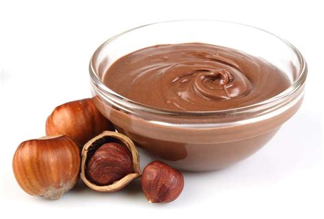 Immagine di nocciole tostate e ingredienti per la crema spalmabile
