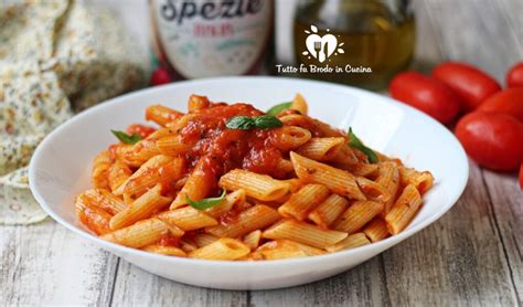 Piatto di pasta al sugo di pomodoro fresco