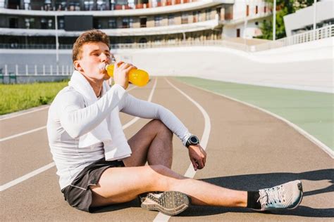 Atleta che beve una bevanda sportiva