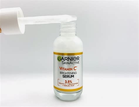 Immagine di un flacone di siero alla vitamina C con contagocce