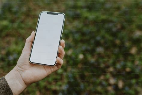 Immagine di una persona che usa uno smartphone a letto