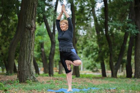 Donna matura che fa yoga