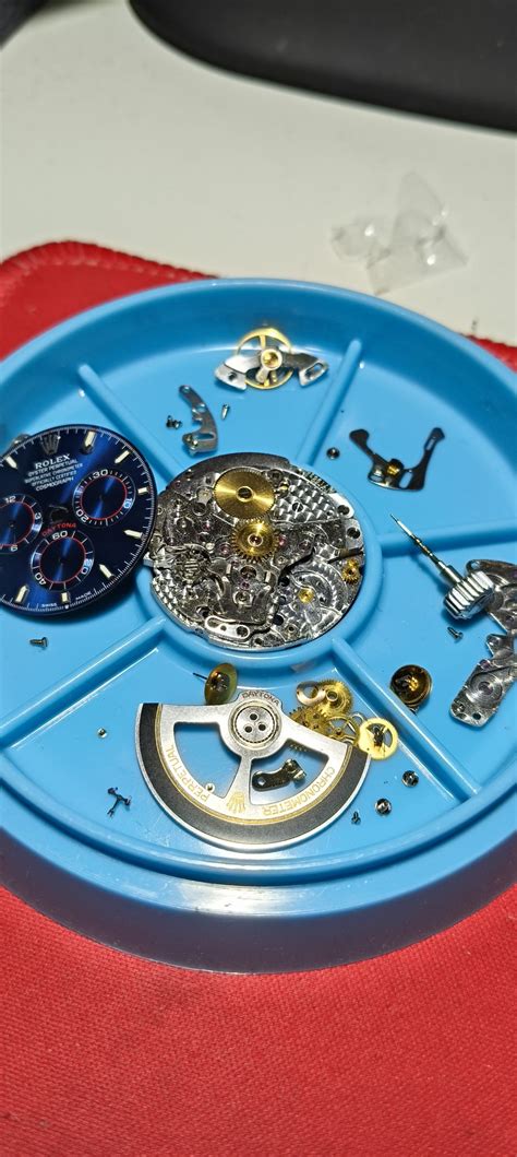 Maestri orologiai OMEGA al lavoro