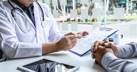 Illustrazione che mostra una persona che consulta un medico riguardo agli integratori.