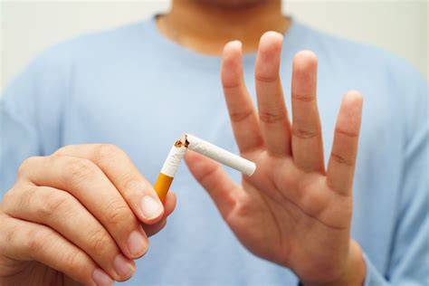 Persona che evita il fumo e l'inquinamento