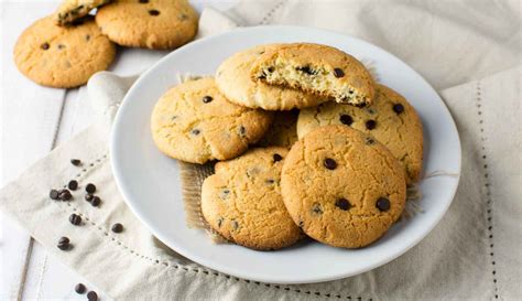 Biscotti proteici fatti in casa con ceci e gocce di cioccolato
