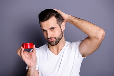 Uomo che si sistema i capelli con un gel