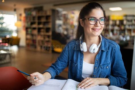 Immagine di una persona che studia concentrata