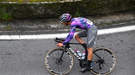 Ciclista durante una gara di resistenza