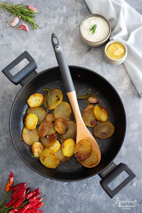 Aglio e peperoncino che soffriggono in padella