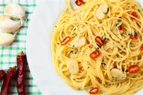 Mantecatura spaghetti aglio olio e peperoncino in padella