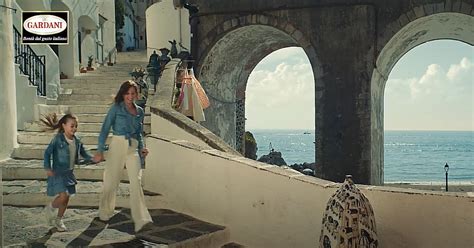 Scena da uno spot TV che mostra una persona in vacanza