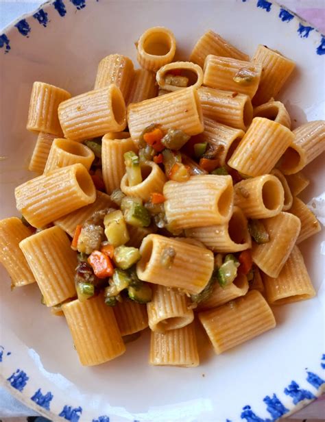 Piatto di pasta integrale con verdure miste
