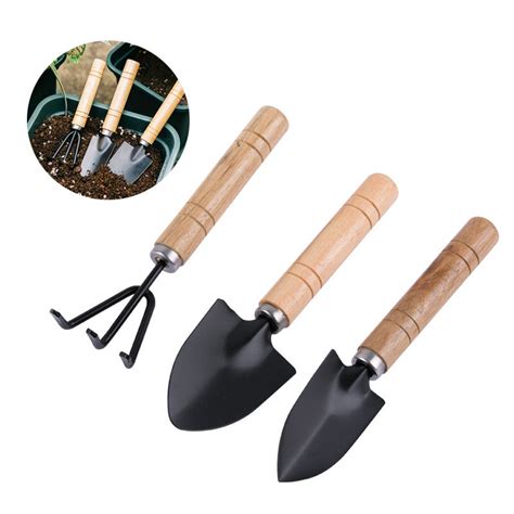 Attrezzi da giardinaggio per la preparazione del terreno: pala, rastrello